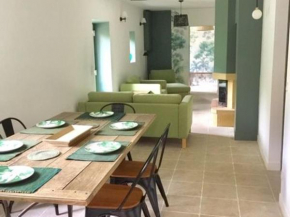 Charmant Gîte Familial Rénové avec 3 Chambres, Cheminée et Jardin, Proche Le Mans - FR-1-410-332